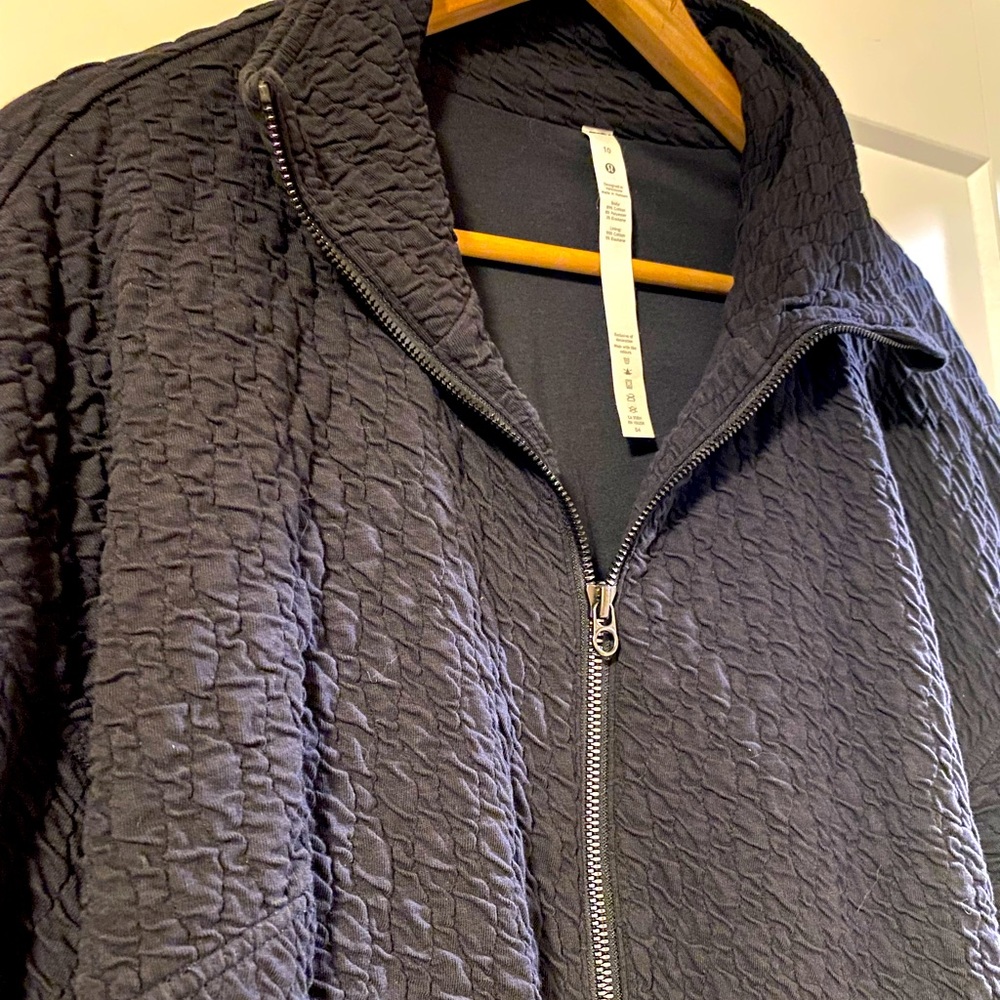 lululemon Rippled Full Zip Jacket; black; size 10